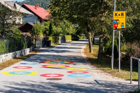 Arhitekturno oblikovane talne označbe za varnost otrok pri Podružnični šoli Višnja 6